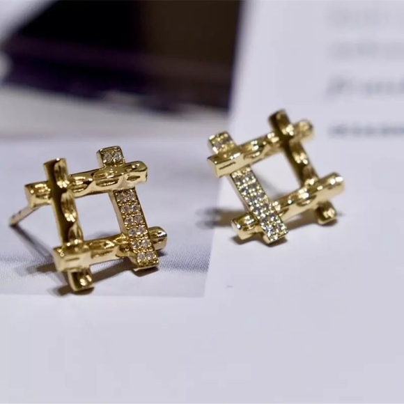 18K Yellow Gold Geometric Diamond Earrings - Picture 4 of 6